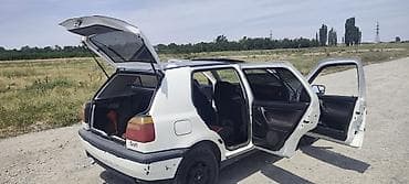 детский машина аккумулятор: Volkswagen Golf III, хэтчбек 5‑дверный, белый жемчуг кузов с черной — 8