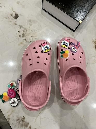обувь для садика: Детские сабо Crocs розовые с джиббитс-украшениями - Оригинальные сабо — 1