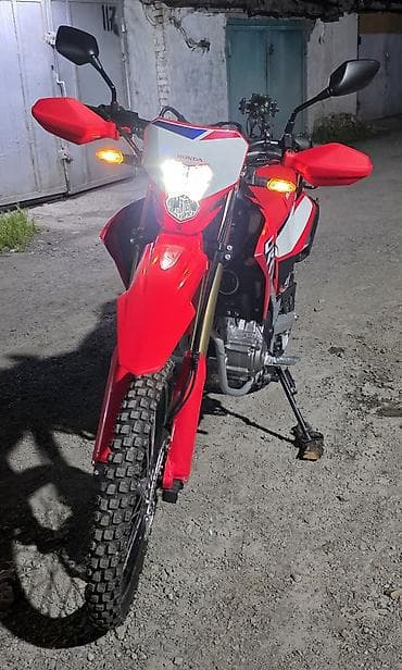 мотоц: Honda CRF (линейка dual-sport/enduro), ярко‑красная графика HRC — 5
