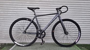 Фикс-байк/трековый велосипед с прямой алюминиевой рамой и карбоновой