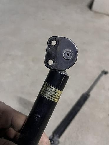 bwb e34: Амортизаторы крышки багажника — 1