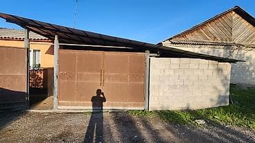 Дом с двором и хозяйственными постройками - Закрытая территория с