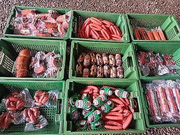 Ассортимент колбасных изделий и безалкогольных напитков. продаю