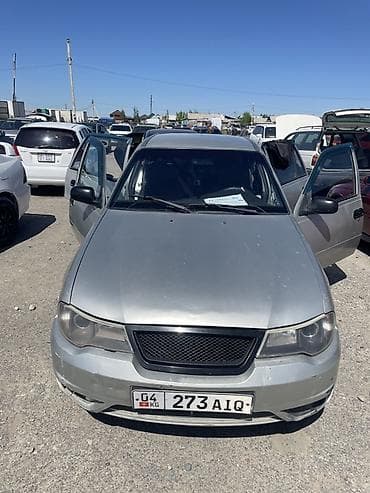 lexus is: Седан серебристого цвета. Основные характеристики: - Кузов: 4‑дверный — 1