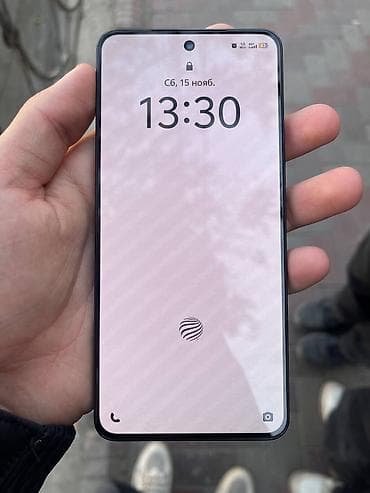 оне плюс: Смартфон с плоскими боковыми гранями и металлической рамкой. Цвет — — 6