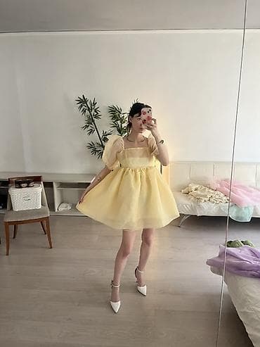 Эркектер кийими: Жёлтое короткое платье-бэбі-долл из полупрозрачного органза-шифона. - — 1