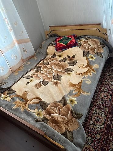 атласная постель: Продаю трильяж прикроватные тумбочки кровать 2-х спальная Цена — 4