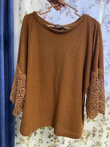 Блуза женская карамельно‑коричневого цвета с легким блеском. -