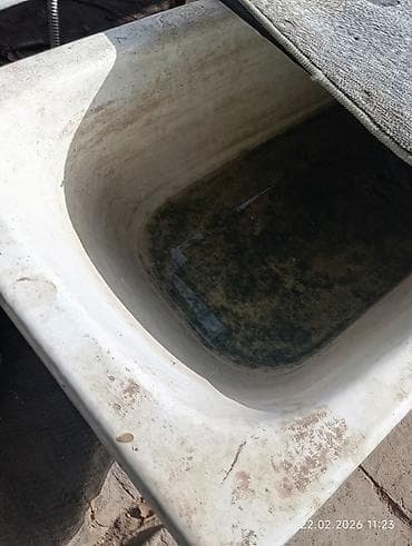 душевой кабин: Чугунная ванна советского типа, прямоугольная, с широкими бортиками — 2