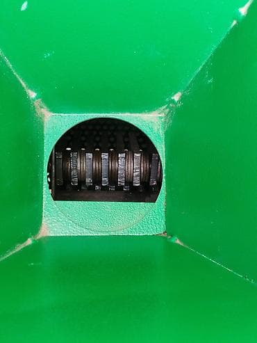 Өндүрүш үчүн жабдуулар: Дробилка ЗИМ новый! производительность 1,5 тонны в час. есть запасные — 10