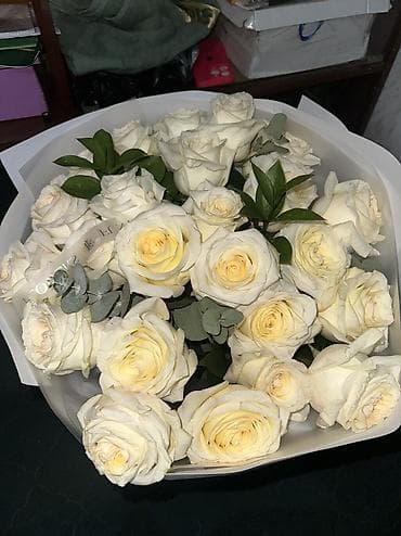 Гирлянды: Цветы большой букет Букет из кремово-белых роз - Состав: крупные — 3