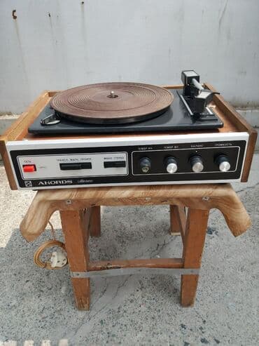 ресивер воздушный: Продаются: 1-проигрыватели грампластинок по 1000 сом. 2- катушечный — 4