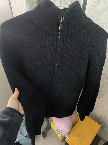 Прокат одежды: Пиджак-800
Белый пиджак -1200
Кофта -200
Черный свитер 450
Штаны -350 — 2