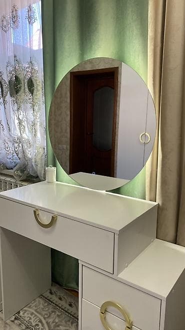 продам туалетный столик: Продаётся спальный гарнитур б/у в связи с переездом . Состояние — 2