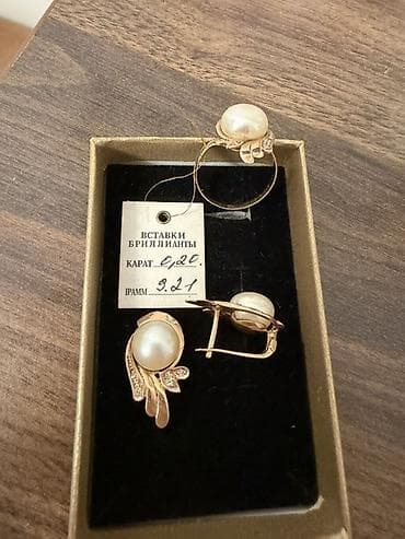 van cleef: Гарнитур из золота с жемчугом и бриллиантовыми вставками. Состав: - — 4