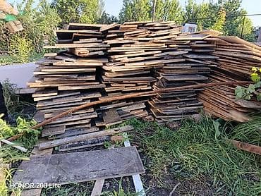 доски для: Строительный пиломатериал и остатки после работ. Состав: - Доски — 3