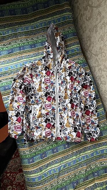 Легкая ветровка с капюшоном в ярком мультяшном принте. - Принт