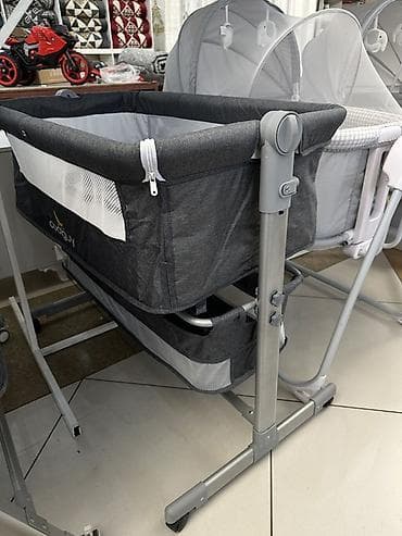 детская кроватка с пеленальным столиком: Детская приставная кроватка, С колесиками, цвет - Серый — 1