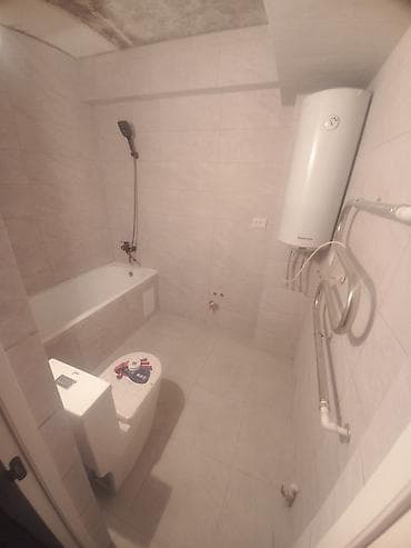 обои ламинат: (кафельщик) Ванная комната с современной отделкой включает в себя — 5