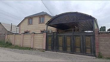 Первый этаж уже достроен, а второй (мансардный) этаж ещё не закончен