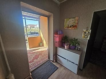 дом долгосрочная аренда: Продаётся одноэтажный дом с верандой и хозпостройкой. - Планировка — 4