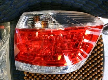 ксерокопия рядом: Задний правый стоп-сигнал Toyota — 2