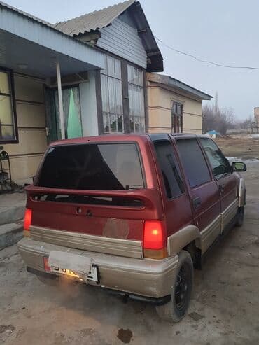 спойлер гольф 2: Хэтчбек компакт-класса, 5 дверей. Кузов двухцветный: бордовый верх и — 4