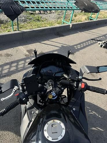 gsx 200: Спортивный мотоцикл в стилистике спортбайка, черный цвет, с обвесом и — 3