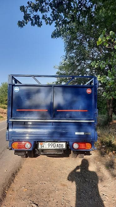 Транспорт: Hyundai Porter II — компактный бортовой грузовик синего цвета — 3