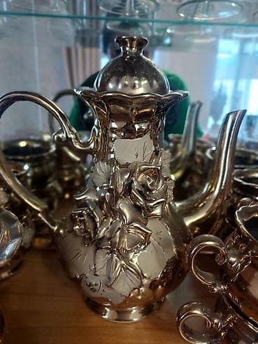 барокко: Чайный сервиз с рельефными розами, золотистая глазурь Состав набора — 4