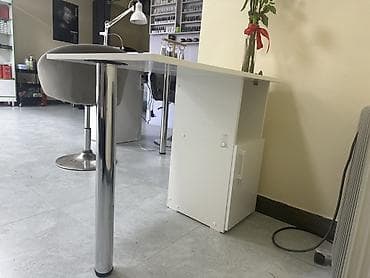 медицинский стол: Стол для маникюра/рабочий стол салона красоты. Продаю стол новый. Мкр — 1