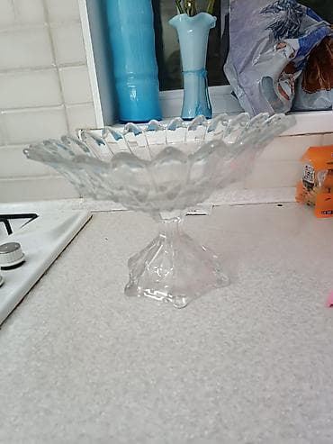 Стеклянная ваза-конфетница/фруктовница на ножке. - Материал