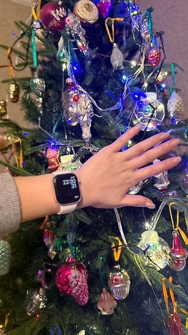 Смарт‑часы с прямоугольным сенсорным дисплеем и белым силиконовым