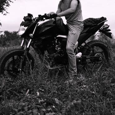 диск на sprinter: Мотоцикл naked класса, черный, с красными ободными полосами на литых — 3