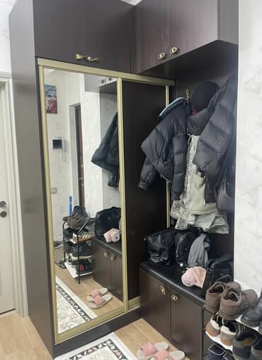тумбочка зеркало: Прихожая-гардероб с зеркальным шкафом-купе и модулем для хранения — 3