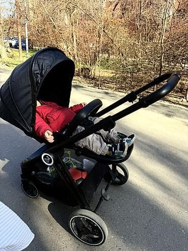 Прогулочная коляска с реверсивным сиденьем и большим капюшоном