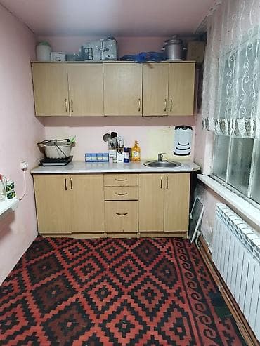 продою дом: Продаётся 3-комнатная квартира барачного типа. Описание: - Дом — 3