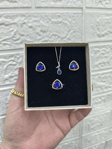 серебряный комплект с красными камнями: Ювелирный набор с синими камнями Серебро 925 пробы Состав: - Подвеска — 2