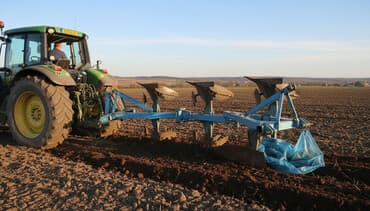 Навесные плуги для трактора Описание: - Два навесных оборотных плуга