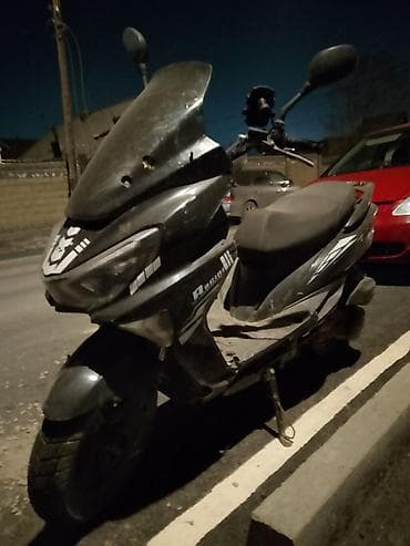 Скутер/мопед городского класса, черный цвет, спортивный обвес