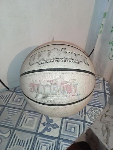 Продаю мяч раньше играл сейчас уже перестал покупал за 2000