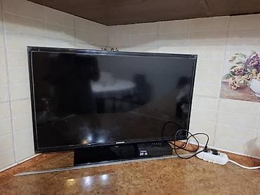 Телевизоры: Телевизор Samsung с плоской ЖК/LED‑панелью примерно 32" (диагональ — 4