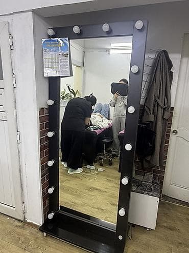 зеркало для туалетного столика: Продаю зеркала Напольное гримерное зеркало с подсветкой - — 1