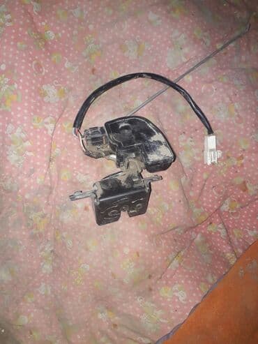 runx alex: Замок багажника Toyota 2002 г., Б/у, Оригинал, Япония — 1