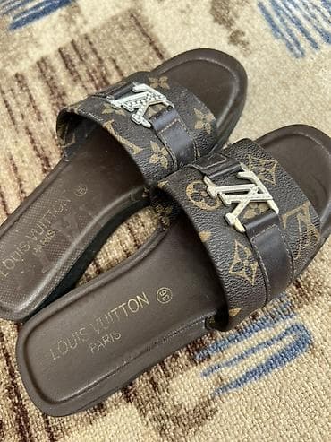 женские шлепки: Комплект женской обуви (4 пары): 1) Шлёпанцы Louis Vuitton - Размер — 1
