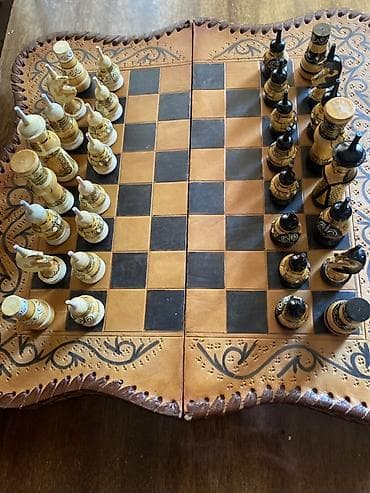 Набор шахмат с кожаной складной доской и резными фигурами. - Доска