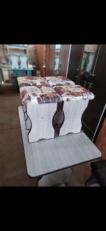 стол и четыре стула: Кухонный стол и стул — 2