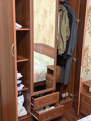 спальный мишок: Двуспальная кровать с прикроватными тумбами и шкафом-купе (на фото — 8