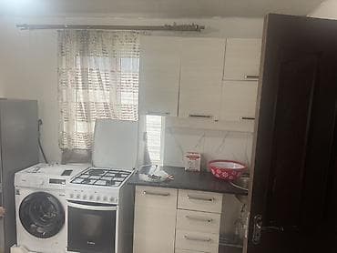 дом двух этажный: Сдаётся дом 2 комнаты, с отдельным входом: просторные комнаты и — 2