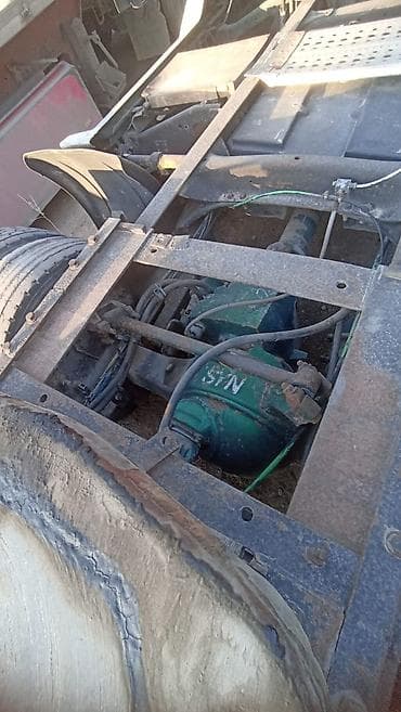 b class: Тягач, 1997 г., Без прицепа — 6
